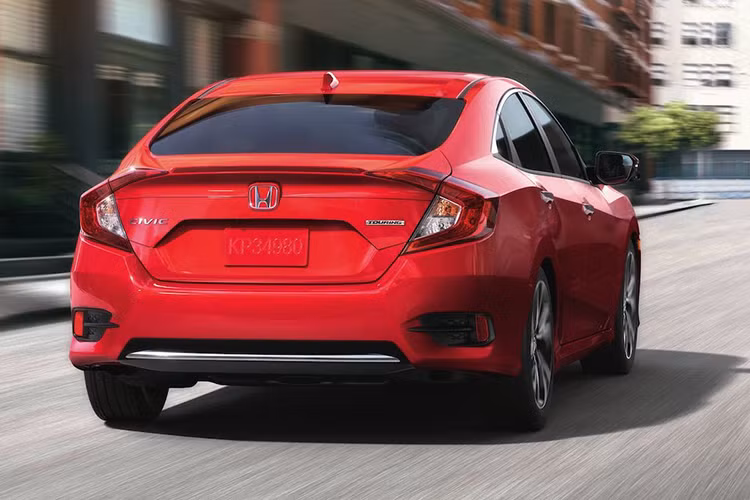 Honda Civic 2019 sở hữu phần đầu xe mới với vỏ đèn pha màu khói và chi tiết hình đôi cánh màu đen bóng trên lưới tản nhiệt thay vì mạ crôm như trước. Khu vực bên dưới lưới tản nhiệt cũng được thay đổi, không còn được chia làm 3 phần như cũ mà hợp lại thành 1 khối, cộng thêm những điểm nhấn mạ crôm mới ở cản trước và bộ chẻ khí trước mới.