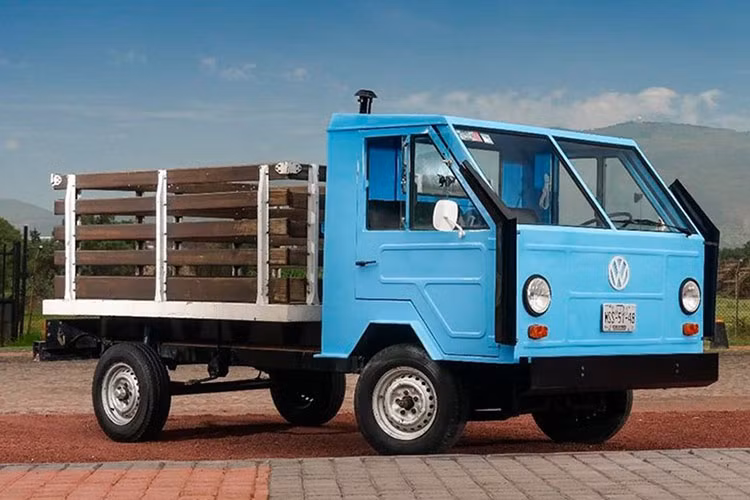 Rất lâu trước khi trở thành một ông lớn của ngành công nghiệp ôtô như ngày nay, Volkswagen đã từng thử nghiệm chế tạo đủ dạng phương tiện khác nhau, ví như chiếc xe tải Volkswagen Basis-Transporter này. Nó là một trong những mẫu xe Volkswagen hiếm nhất từng được chế tạo trong lịch sử, và ngày nay đa số mọi người đều không biết sự tồn tại của nó.