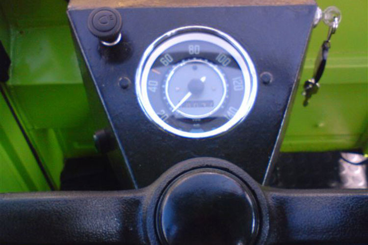 Hơn nữa, chiếc xe tải Volkswagen Basis-Transporter này cũng thực sự là một sản phẩm đáng tin cậy, giá cả phải chăng, và dễ sửa chữa, và nó mang những biệt danh khác nhau trên toàn thế giới.