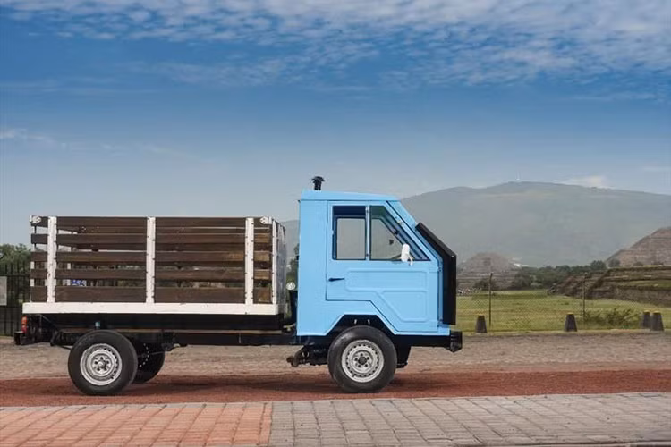 Được Volkswagen coi là “phương tiện hoàn hảo cho các mục đích thực dụng”, chiếc xe tải Basis-Transporter có thể chở tối đa 1.000 kg trên thùng xe, và có tốc độ tối đa 77 km/h.