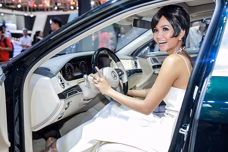 Với chủ đề "Hiện thực hóa mong ước sở hữu xe sang" là thông điệp mà hãng Mercedes-Benz mong muốn gửi đến cho khách hàng tham quan tại triển lãm VMS 2018 - và sự chú ý của thương hiệu này năm nay chính là 2 chiếc sedan là Mercedes-Benz C-Class và Mercedes-Benz E-Class.