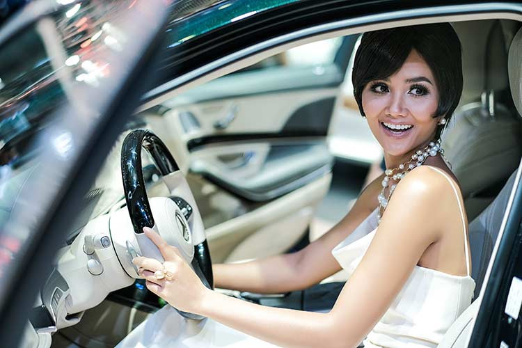 Nếu chỉ là khách tham quan đơn thuần, gian hàng của hãng xe sang Đức không chỉ chào đón bởi các mẫu xe đẳng cấp và còn có những màn trình diễn ấn tượng cùng với sự góp mặt của Hoa hậu Hoàn vũ Việt Nam 2017, H’Hen Niê.