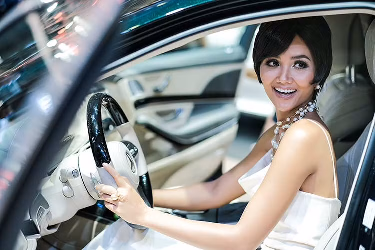 Nếu chỉ là khách tham quan đơn thuần, gian hàng của hãng xe sang Đức không chỉ chào đón bởi các mẫu xe đẳng cấp và còn có những màn trình diễn ấn tượng cùng với sự góp mặt của Hoa hậu Hoàn vũ Việt Nam 2017, H’Hen Niê.