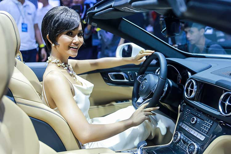 Ngoài ra, có hơn 10 mẫu xe lái thử ở khu vực ngoài trời để khách hàng quan tâm có thể trải nghiệm chân thực nhất và cầm lái những mẫu xe mới nhất của thương hiệu thương hiệu ngôi sao 3 cánh đang bán ra thị trường.