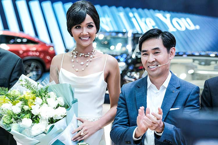 Cô cho biết, ngày xưa nghĩ không biết khi nào mình mới mua được một chiếc xe hạng sang Mercedes-Benz tại Việt Nam vì thấy mọi người bảo đây là dòng xe rất sang trọng, trị giá cao.