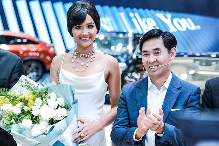 Cô cho biết, ngày xưa nghĩ không biết khi nào mình mới mua được một chiếc xe hạng sang Mercedes-Benz tại Việt Nam vì thấy mọi người bảo đây là dòng xe rất sang trọng, trị giá cao.