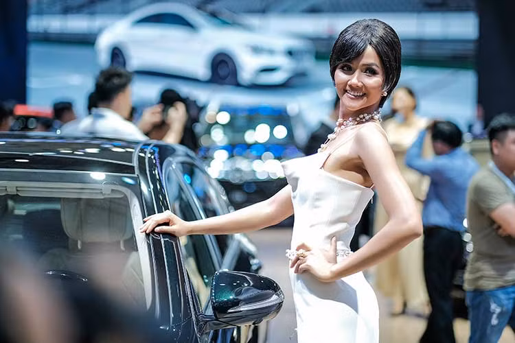 Tuy nhiên, cuộc sống ngày càng thay đổi, và qua tìm hiểu - H'Hen Niê thấy rằng ngoài những chiếc xe có trị giá lên tới hàng chục tỷ như May Bach thì Mercedes-Benz Việt Nam cũng sản xuất, lắp ráp nhiều mẫu xe vừa sang trọng nhưng lại có giá tiền vừa phải như C200, E200.