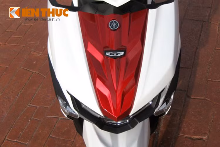 Cụm đèn pha LED và đèn xi nhan hầm hố cùng thiết kế tổng thể dạng đứng mang đến cảm giác khỏe khoắn, mạnh mẽ hơn so với nhiều mẫu xe cùng dòng.