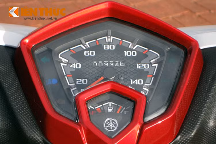 Cụm đồng hồ công tơ mét thể thao được thiết kế đơn giản, dễ dàng quan sát ở mọi góc độ.