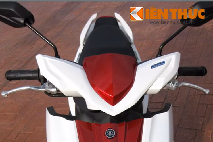 Xe sở hữu những đường nét góc cạnh được thiết kế táo bạo trên dàn nhựa phối màu giữa đỏ và trắng.