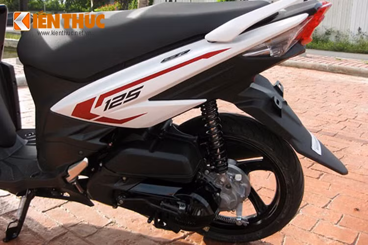 Yamaha GT125 2015 sở hữu vành la xăng 5 chấu, tiết diện bánh trước và sau nhỏ. Xe sử dụng hệ thống phanh an toàn gồm đĩa đơn phía trước và phanh dạng tang trống sau.