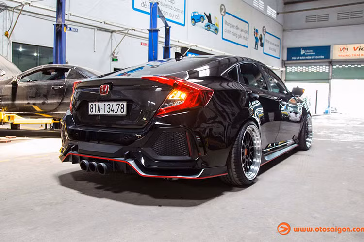 Ở mặt ngoại hình, xe được trang bị bộ bodykit thân rộng widebody với kết cấu nhẹ nhàng và độ rộng vừa phải. Nắp ca-pô và cốp sau được thay thế hoàn toàn làm từ sợi carbon giúp giảm trọng lượng xe đáng kể. Toàn bộ cản trước sau đều được thay thế với chi tiết ấn tượng.