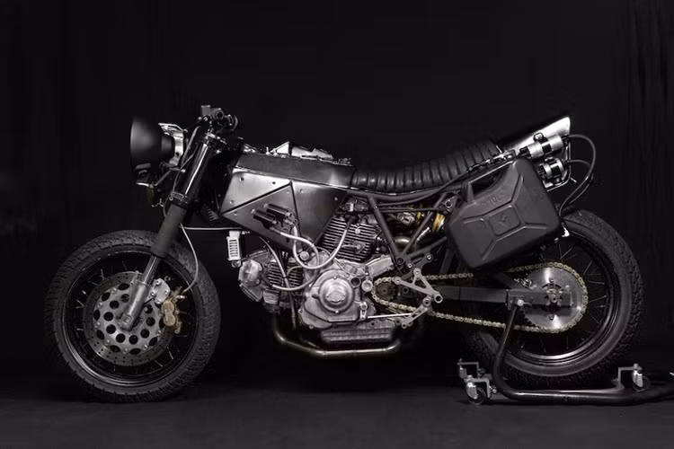 Bình xăng chính đã được loại bỏ để dành cho hệ thống điện, thay thế cho nó là bình xăng dạng "can" được nối và chuyển xuống dưới ngay bên cạnh yên sau của xe.