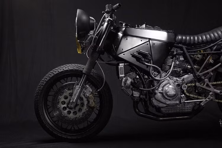 Phần thân xe độc đáo nhất, nó gần như lộ diện toàn bộ các chi tiết máy, bình nhiên liệu nhỏ gọn với đồng hồ tốc độ cùng bảng điều khiển. Yên xe được làm bằng da theo phong cách lạ lẫm dạng lò xo.