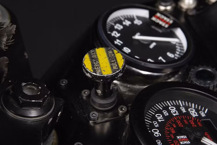 Bình xăng còn được trang bị hệ thống cáp và đường ống ngoằn nghoèo, gợi nhớ đến các chi tiết bên trong chiếc xe đua. Bên cạnh đó nó còn sử dụng rơ le bơm nhiên liệu.