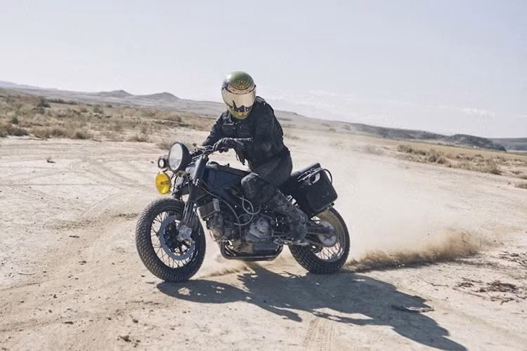 Với dáng vẻ hầm hố, bụi bặm - cùng các chi tiết "siêu' dị được tạo ra, có thể thấy rõ sự lạnh lùng mang phong cách "chiến binh bống tối" của nó mỗi khi lộ diện ra ngoài ánh sáng.