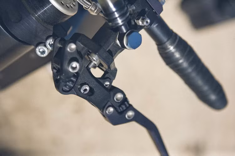 Tay cầm lái và các chi tiết như côn, phanh... được độ với đồ chơi dạng "gãy", kết hợp với khá nhiều các chi tiết ốc tạo nên sự chắc chắn.