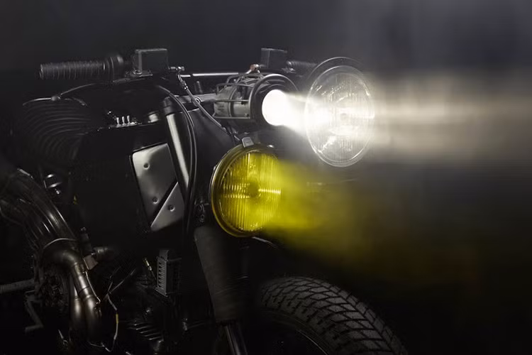 Phần đầu xe được thiết kế khá "dị", có tới 3 con mắt. Xe có thiết kế 2 đèn pha cho ánh sáng trắng và một đèn pha vàng để chạy trong sương mù.