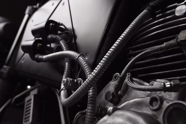 Cỗ máy của xe được thiết kế theo kiểu "bụi phủi" với các dây dẫn dầu, điện... được bọc trong vỏ bằng thép không gỉ.