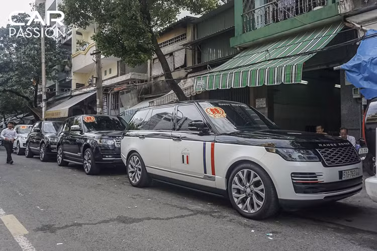 Bên cạnh hai chiếc SUV này còn có sự xuất hiện của Range Rover Autobiography 2019 trị giá gần 10 tỷ đồng vừa về nhà doanh nhân này cách đây không lâu. Chiếc xe cũng được dán màu trắng theo phong cách dual – tone trắng – đen.