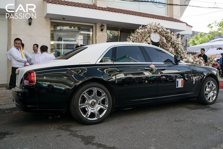 Chiếc xe mang màu đen bóng sang trọng cùng bộ mâm màu chrome sáng bóng. Tuy nhiên, xe đã được dán thêm 1 lớp decal màu trắng nhám satin trên phần capo và nóc xe, tạo màu sắc theo phong cách dual tone. 2 tone màu này khiến chiếc xe tăng thêm vẻ sang trọng, đồng thời cũng không quá đơn điệu trên nền đen.