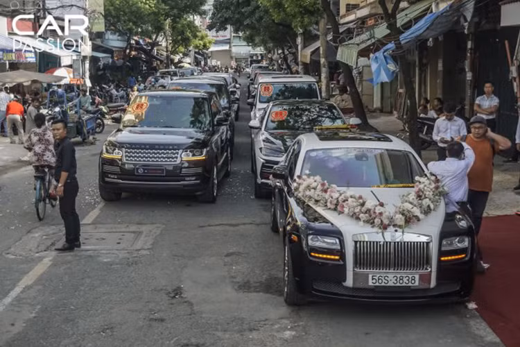 Ngoài chiếc xe siêu sang Rolls-Royce Ghost, tháp tùng đoàn lễ rước dâu này là dàn xe SUV cùng xe sang với nhiều mẫu xe đình đám hiện của doanh nhân này như Lamborghini Urus, Mercedes-Benz G63 AMG Edition cùng dàn Range Rover gồm hơn chục chiếc.