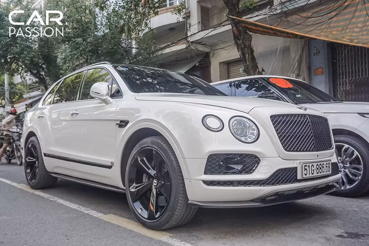 Bên cạnh đó còn có sự góp mặt của SUV siêu sang Bentley Bentayga. Dàn xe sang và siêu SUV này được định giá khoảng hơn 90 tỷ đồng. Đáng tiếc rằng “thần gió” Pagani Huayra lại không góp mặt tại buổi rước dâu sáng nay. 