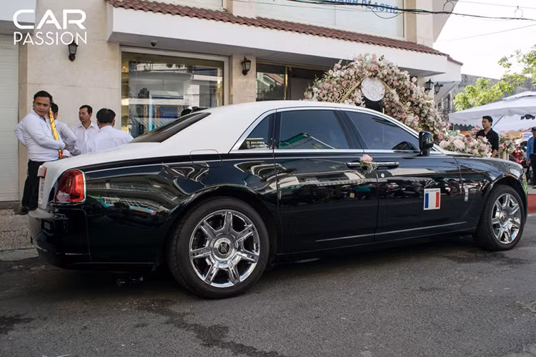 Chiếc xe mang màu đen bóng sang trọng cùng bộ mâm màu chrome sáng bóng. Tuy nhiên, xe đã được dán thêm 1 lớp decal màu trắng nhám satin trên phần capo và nóc xe, tạo màu sắc theo phong cách dual tone. 2 tone màu này khiến chiếc xe tăng thêm vẻ sang trọng, đồng thời cũng không quá đơn điệu trên nền đen.