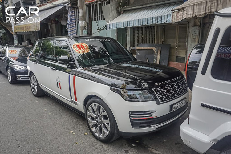 Hơn 12 chiếc SUV hạng sang Range Rover làm xe "hộ tống" đoàn rước dâu gây sự chú ý của nhiều người. Dàn xe này thường xuyên được đại gia Minh Nhựa cho xuất hiện tại các sự kiện của gia đình cũng như công ty. 