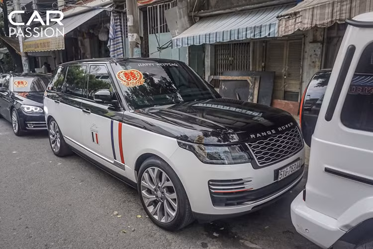Hơn 12 chiếc SUV hạng sang Range Rover làm xe "hộ tống" đoàn rước dâu gây sự chú ý của nhiều người. Dàn xe này thường xuyên được đại gia Minh Nhựa cho xuất hiện tại các sự kiện của gia đình cũng như công ty. 