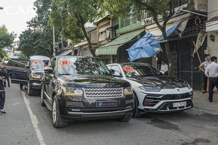 Cả ba chiếc SUV của đại gia Minh Nhựa đều sở hữu tông màu trắng – đen, kết hợp cùng những chi tiết với ba màu trắng – xanh – đỏ đặc trưng của công ty anh. Đặc biệt hơn, chiếc Mercedes-Benz G63 Edition 1 này là một trong sô ít những chiếc G63 Edition 1 tại Việt Nam mang màu sơn trắng thay vì đen bóng và đen mờ.