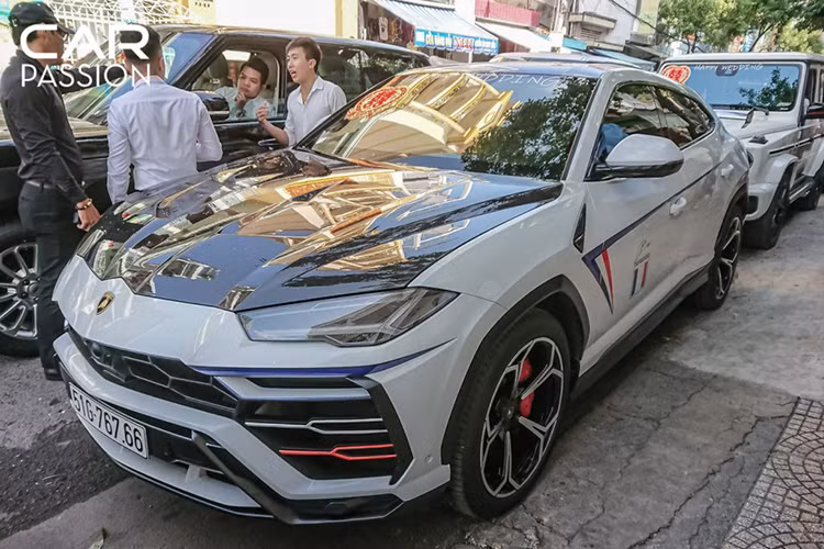 Trong khi đó, chiếc siêu SUV Lamborghini Urus màu trắng đã được nâng cấp ngoại thất với gói độ Venatus đến từ Mansory. Urus sử dụng động cơ V8 tăng áp kép dung tích 4.0 lít đặt trước. Động cơ này sản sinh công suất cực đại 650 mã lực cùng mô-men xoắn cực đại 850 Nm. Sức mạnh này được truyền đến cả bốn bánh xe thông qua hộp số ly hợp kép 8 cấp.