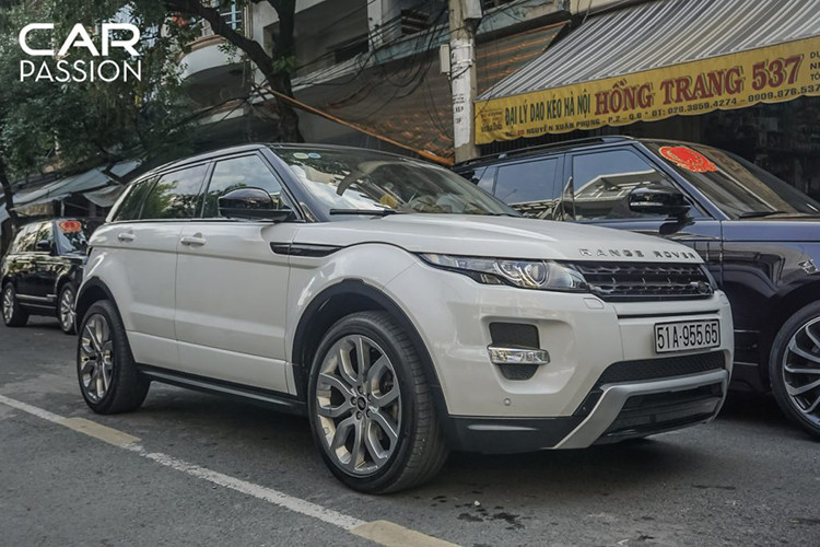 Tháp tùng đoàn xe của doanh nhân Phạm Trần Nhật Minh trong đám cưới con gái là dàn Range Rover với số lượng lên đến hơn chục chiếc với những mẫu xe như Range Rover Autobiography, Range Rover Sport, Range Rover Evoque, Discovery…