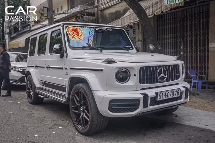 Mercedes-Benz G63 AMG Edition 1 được trang bị động cơ V8 tăng áp kép, dung tích 4.0 lít, với cặp turbo twin-scroll ở giữa góc chữ V của xi-lanh, sản sinh công suất cực đại 577 mã lực và mô men xoắn cực đại đạt 850 Nm. Nhờ sử dụng hộp số AMG Speedshift TCT 9G và hệ dẫn động 4 bánh toàn thời gian 4Matic, G63 AMG Edition 1 tăng tốc từ 0-100 Km/h trong 4,5 giây và có tốc độ tối đa 220 Km/h.