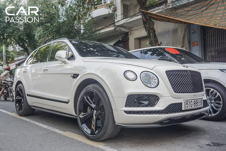 Bên cạnh đó còn có sự góp mặt của SUV siêu sang Bentley Bentayga. Dàn xe sang và siêu SUV này được định giá khoảng hơn 90 tỷ đồng. Đáng tiếc rằng “thần gió” Pagani Huayra lại không góp mặt tại buổi rước dâu sáng nay. 