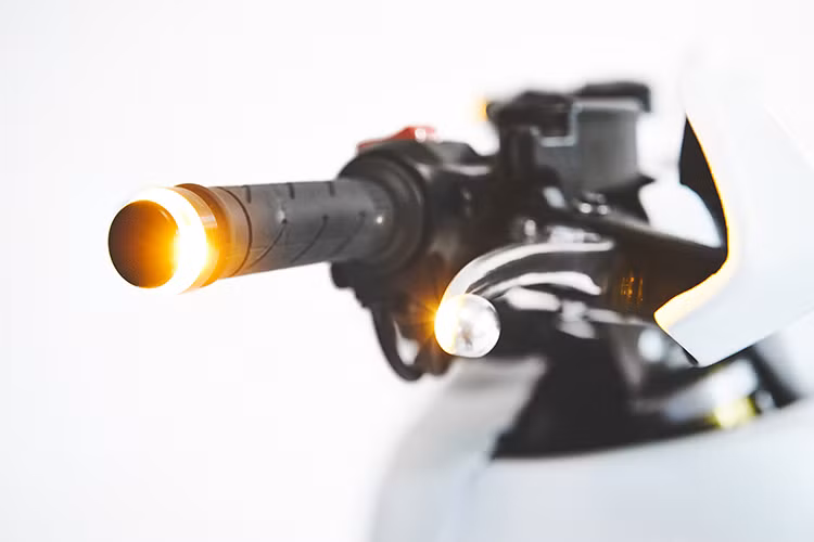 Với việc độ lại hoàn toàn thân vỏ của chiếc xe - điều này đồng nghĩa với việc những người thợ tại xưởng Deus cũng đã phải bổ sung lên khung nhiều lỗ bắt ốc cùng các mối nối mới nhằm tạo ra phần thân vỏ hoàn mỹ nhất có thể với tỷ lệ cùng cách phối màu chính xác với mẫu EZ-90. 