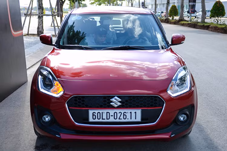 Cụ thể, cả 2 phiên bản của mẫu xe Suzuki Swift 2018 thế hệ mới sẽ có tên gọi: GL và GLX. Về thiết kế, Swift 2018 thế hệ mới có thiết kế thay đổi mạnh mẽ dựa trên nền tảng Heartect mới của Suzuki. So với thế hệ cũ, Swift thế hệ mới có chiều dài ngắn hơn, rộng hơn.