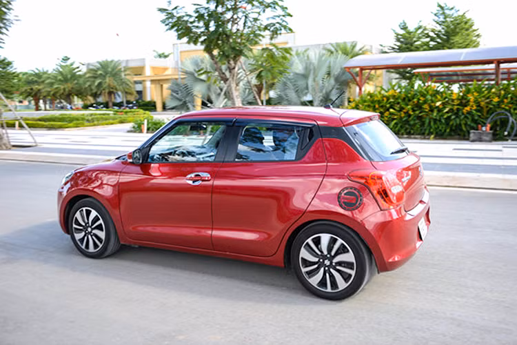 Trong đó, phiên bản GLX cao cấp nhất được trang bị Cruise Control. Về an toàn, một số trang bị an toàn tiêu chuẩn trên Swift 2018 như hệ thống phanh: ABS, EBD, BA và 2 túi khí. Xe có mức tiêu thụ trung bình 4,34 lít/100km và lượng khí thải CO2 100g/km (thế hệ cũ là 5 lít/100km và lượng khí thải CO2 120g/km). 