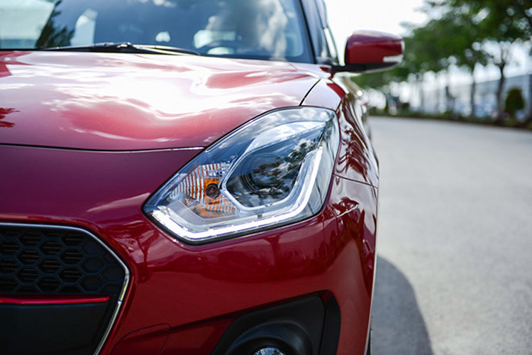 Ở thế hệ 2018, Suzuki Swift có sự thay đổi mạnh mẽ trong thiết kế, rõ nhất là phần đầu xe, với lưới tản nhiệt mới, mang màu sơn đen. Cụm đèn pha góc cạnh hơn, đèn định vị ban ngày LED. Cản trước cũng thay đổi so với đời trước.