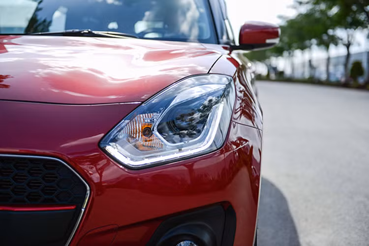 Ở thế hệ 2018, Suzuki Swift có sự thay đổi mạnh mẽ trong thiết kế, rõ nhất là phần đầu xe, với lưới tản nhiệt mới, mang màu sơn đen. Cụm đèn pha góc cạnh hơn, đèn định vị ban ngày LED. Cản trước cũng thay đổi so với đời trước.