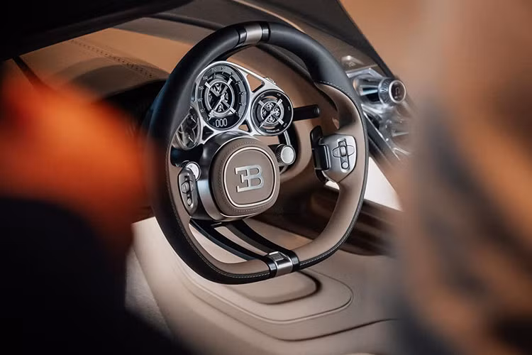 Khoang nội thất của xe được thiết kế hiện đại và sang trọng, bảng điều khiển trung tâm tích hợp công tắc nhôm, nút xoay, cần số pha lê. Màn hình thông tin giải trí hỗ trợ Apple CarPlay cùng nhiều tính năng cao cấp. Đáng chú ý, màn hình này có thể ẩn đi bằng nút bấm.