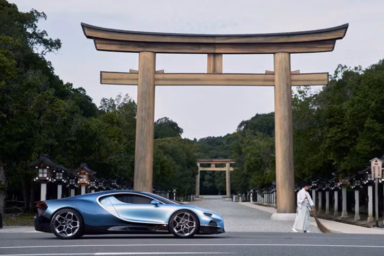 Tốc độ tối đa được giới hạn ở mức 380 km/h trong chế độ tiêu chuẩn, nhưng có thể đạt 444 km/h khi kích hoạt nút Speed Key trong cabin. Ở chế độ chạy điện, xe có thể di chuyển quãng đường 60 km. 