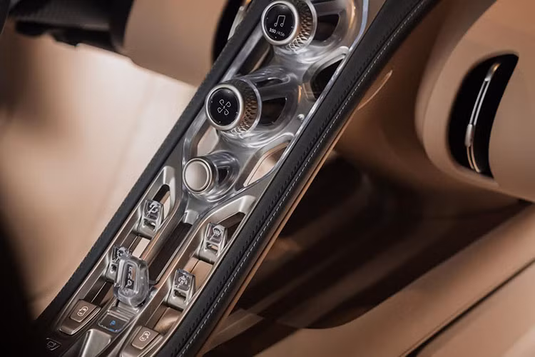 Động cơ V16 của Tourbillon chỉ nặng 250 kg dù có kích thước lớn hơn động cơ W16 trên Chiron. Xe được trang bị hệ dẫn động bốn bánh toàn thời gian và hộp số ly hợp kép 8 cấp.