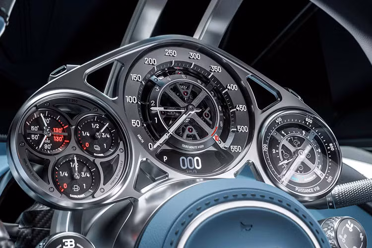 Bugatti Tourbillon sở hữu hệ truyền động hybrid. Trong đó, động cơ xăng V16 8.3L do Cosworth thiết kế với công suất 1.000 mã lực và mô-men xoắn 900 Nm, còn ba mô-tơ điện bổ sung thêm 800 mã lực. Tổng công suất đạt 1.800 mã lực, hơn Chiron Super Sport 200 mã lực.