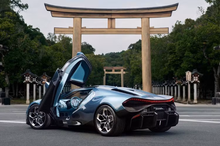 Khả năng tăng tốc của Bugatti Tourbillon gây rất ấn tượng, từ 0-100 km/h trong 2 giây, 0-200 km/h trong 5 giây và 0-300 km/h chỉ trong 10 giây.