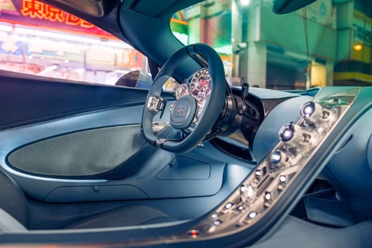 Tên gọi "Tourbillon" lấy cảm hứng từ một cơ chế tinh xảo trong đồng hồ cao cấp, thể hiện sự chính xác và giá trị trường tồn. Triết lý này được Bugatti thể hiện rõ nét qua cụm đồng hồ tốc độ dạng analog được chế tác tỉ mỉ. 