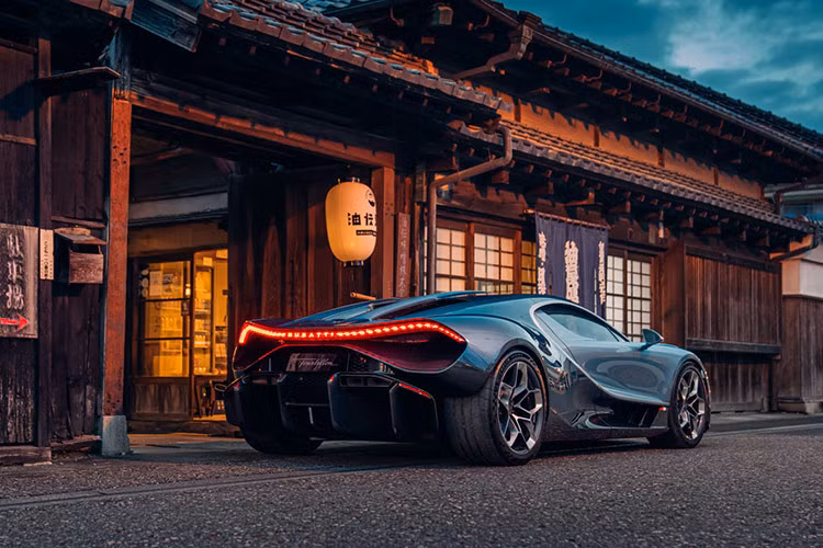 Siêu xe hypercar Bugatti Tourbillon được trình làng toàn cầu vào tháng 6/2024 tại một sự kiện quốc tế và ngay lập tức thu hút sự chú ý. Mẫu xe này kế thừa những nét đặc trưng của các "đàn anh" như Veyron và Chiron, đồng thời sở hữu nhiều tính năng, công nghệ và hiệu suất vượt trội.