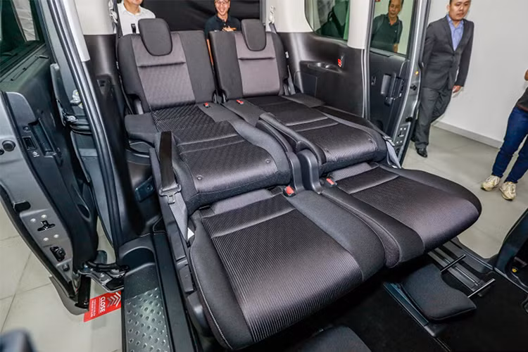 Bên cạnh những nâng cấp về thẩm mỹ và an toàn, Serena 2018 còn được hãng xe ôtô Nissan tinh chỉnh động cơ với ECU được điều chỉnh lại cùng với bộ giảm xóc thể thao với lò xo, thanh cân bằng mới. Hệ thống ổn định thân xe VDC (Vehicle Dynamics Control) cũng được trang bị.