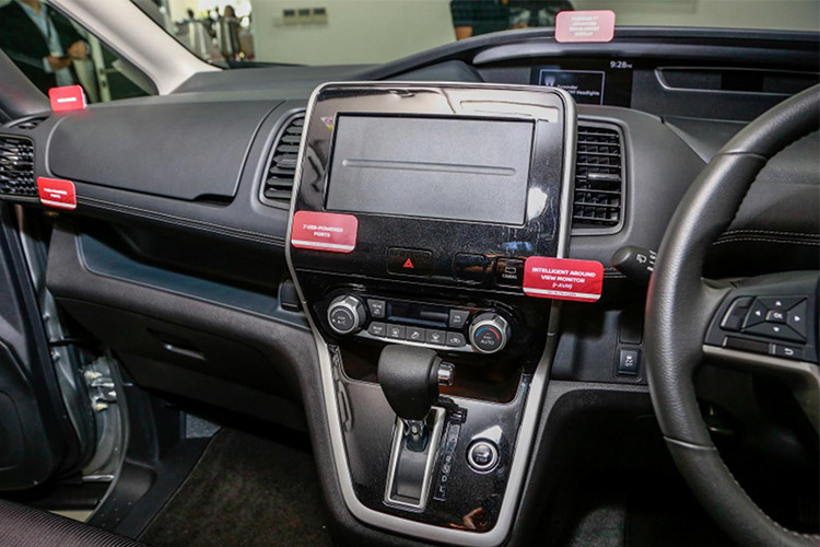 Ngoài ra, trên mẫu xe gia đình cỡ lớn này còn được hãng xe hơi Nissan trang bị thêm một màn hình giải trí phía sau 10.1-inch trên bản cao cấp (Premium). Màn hình hỗ trợ lái xe 7 inch với chức năng phát hiện vật đang di chuyển bằng hệ thống quan sát xung quanh xe, hiện cảnh báo cho lái xe về sự hiện diện của một vật ở gần chiếc xe (i-MOD)...