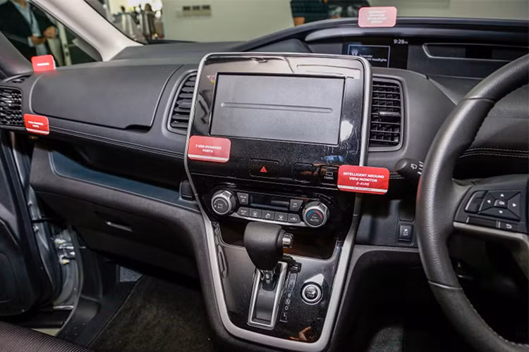 Ngoài ra, trên mẫu xe gia đình cỡ lớn này còn được hãng xe hơi Nissan trang bị thêm một màn hình giải trí phía sau 10.1-inch trên bản cao cấp (Premium). Màn hình hỗ trợ lái xe 7 inch với chức năng phát hiện vật đang di chuyển bằng hệ thống quan sát xung quanh xe, hiện cảnh báo cho lái xe về sự hiện diện của một vật ở gần chiếc xe (i-MOD)...